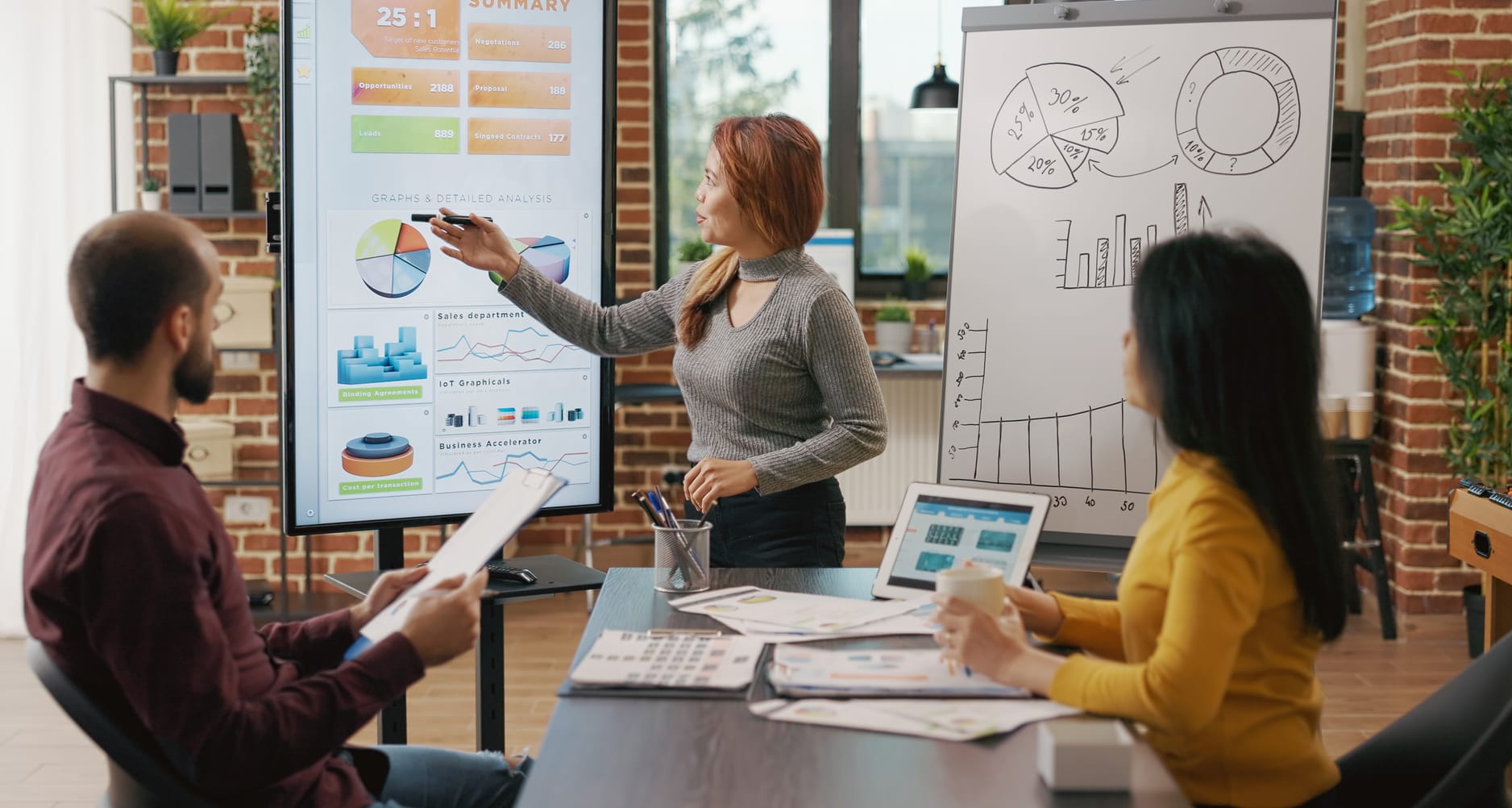 Équipe en réunion de travail autour d’indicateurs stratégiques
